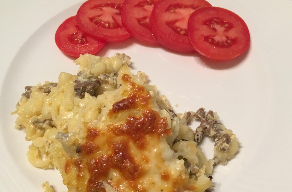 Makaronilaatikko ja tomaatit